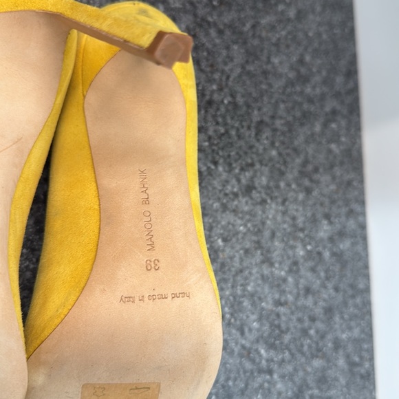 Yellow suede Manolo Blahnik Pumps - Picture 6 of 13